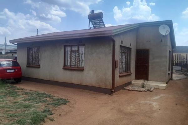 NICE 2BEDROOM HOUSE WITH BUILT-IN CUPBOARDS IN ALL BEDROOMS FOR SALE IN KHUMALO SECTION KATLEHONG 

This property is comprised of ...