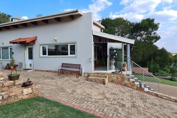 This beautiful two storey off grid, 2-bedroom house, overlooking the Bronkhorstspruit dam, offers secure country living for a small ...