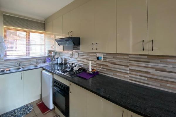 Neat and spacious 3 bedroom loft apartment with open plan living area, leading out onto balcony. Two large spacious carpeted bedrooms ...