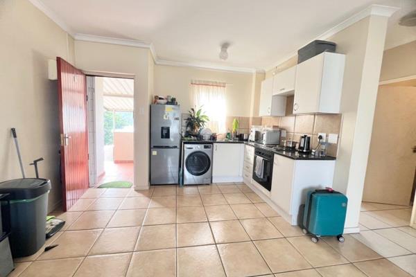 This flat has stunning views over Pietermaritzburg. The unit offers a fitted kitchen with granite tops and a built in oven and stove. ...