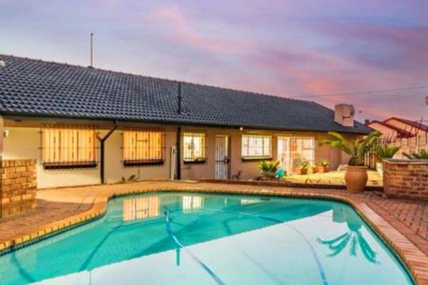 3 Bedroom, 2 bathroom family home in Lindhaven.
 
Enter this home through the welcoming ...