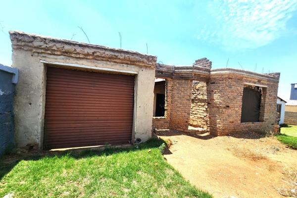 4-Room House with Unfinished Structure for Sale in Vosloorus Ext 14

Looking for a property to customize to your needs or a promising ...