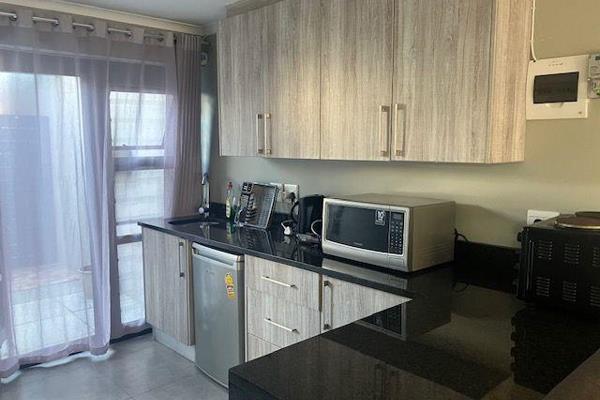 This modern flat offers well equipped kitchen with granite tops.   Bathroom with shower, basin and toilet.  Large bedroom/lounge area ...