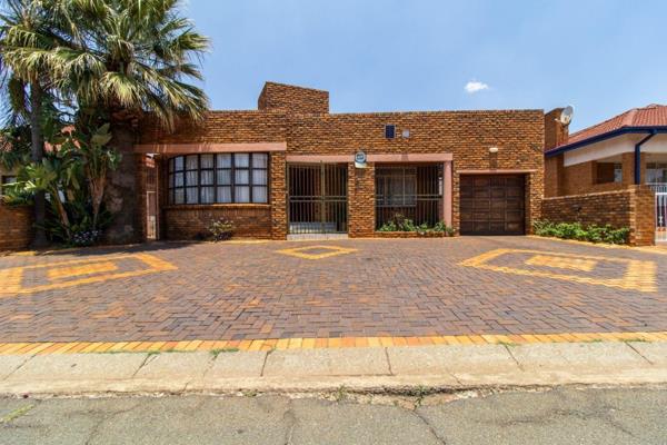 This 5-bedroom family home in Lenasia is perfect for those seeking both comfort and convenience. Located in a safe, gated area, it ...