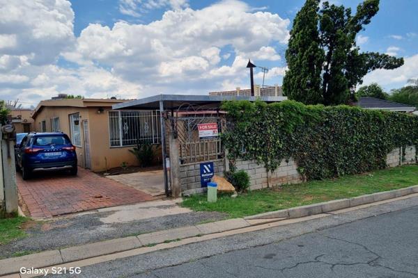 This charming 2-bedroom house offers a comfortable living space perfect for small families or professionals. The property features a ...