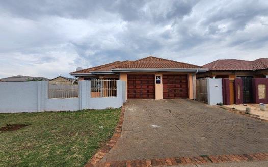 3 Bedroom House for sale in Vosloorus