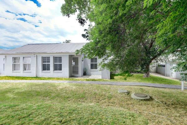 Set within the scenic Mulberry Gardens complex, this charming 2-bedroom townhouse is surrounded by lush greenery. The complex is safe ...