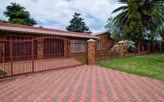 3 Bedroom House for sale in Mackenzie Park