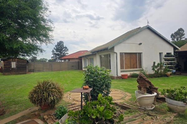 This property situated in an enclosed in Klippoortje AL, Boksburg on a land size of 911m2 offers you 3 bedrooms, 2 bathrooms, kitchen ...