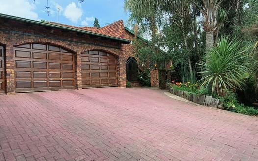 5 Bedroom House for sale in Noordheuwel