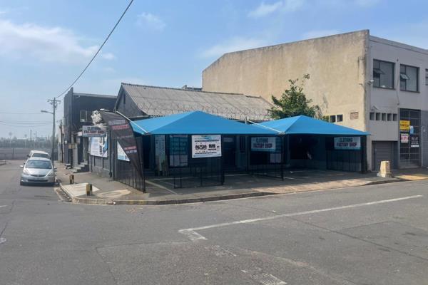 Features :
230 sqm of commercial space, perfect for industrial use. 
Rental : R14 000 per month 
Neat and secure building with ...