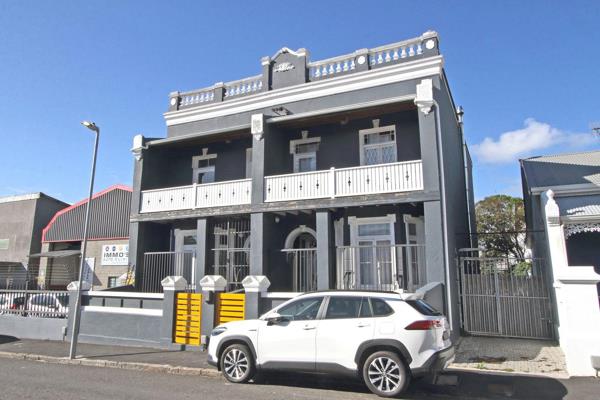 Located in the heart of Lower Woodstock, this beautifully renovated 3-bedroom terraced ...