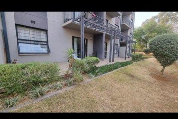 Find a perfect home in Centurion oak tree village. 

This townhouse is very spacious and secure in the middle of Centurion. Oak Tree ...