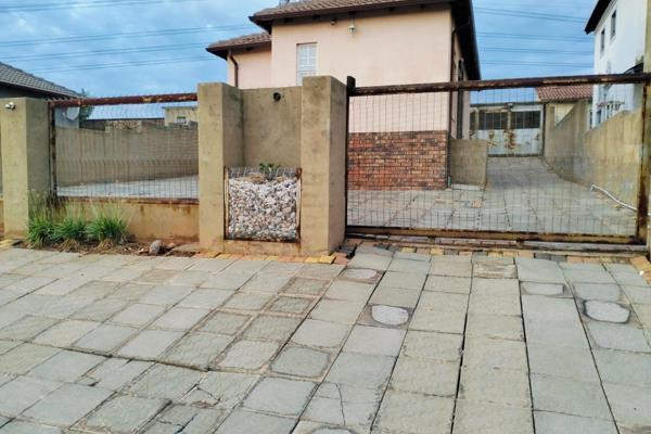 Charming 3-Bedroom Home in a Prime Location
Location: Atteridgeville , Kalafong Heights
Welcome to this beautifully updated 3-bedroom ...