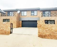 Townhouse for sale in Ruimsig