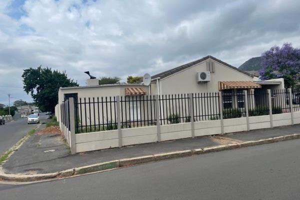 This three bedroom house is within walking distance of Paarl Hospital and shops.

The lounge / dining room with air0conditioner is open ...