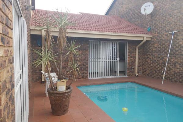 3 bedroom property to rent. Rooms have build in cupboards.
Lounge with aircon, and open plan tv room is adjacent to the ...