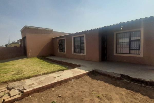 3 bedroom house with a TV Room and garage.  

Situated in an area near schools, municipality offices, shopping complex, hospital not ...