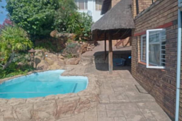 Oakdene, Johannesburg South,1-bedroom, 1-bathroom bachelor cottage for rent. 
Open plan kitchen and lounge. 1-bedroom, 1bathroom. ...