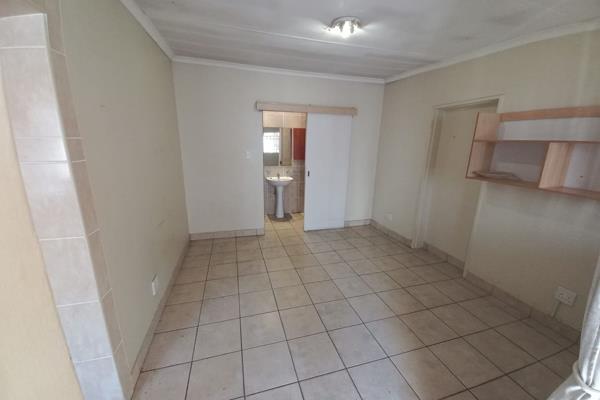 Bachelors to rent on shared property. 

Securely located 
1 x Covered Garage Parking
Bathroom with basin, shower and toilet
Kitchen ...