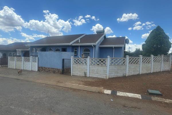 This property consisting of 3 bedrooms is located in Ennerdale Extention 5, in first Agaat. It is a corner stand. It has a lounge and a ...