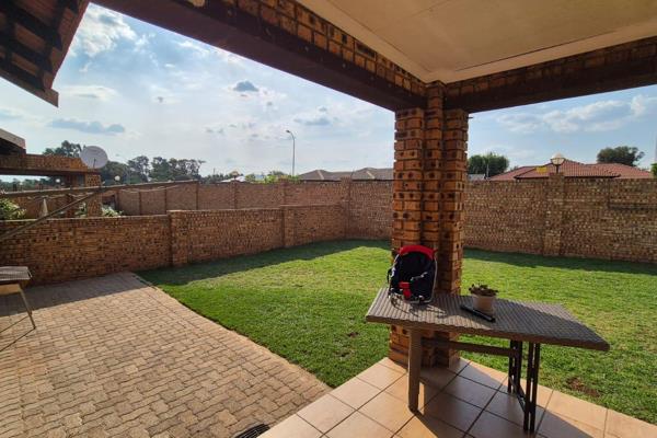 This townhouse is in popular area of Meyerton, perfect for any family. 

* Open plan kitchen with breakfast nook.
* Spacious living ...