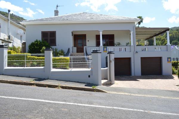 The house offers 3 bedrooms, two bathrooms (one ensuite) and a flatlet on the first floor.
A generously sized lounge/ dining area with ...