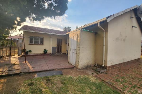 Rental/residential property accommodation for 12 individuals with rental income of R 18 000 currently
Just a 2 minutes walk behind ...