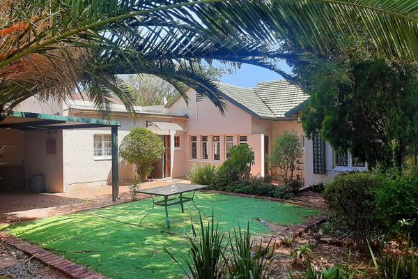 Asking Price R1,250,000

Will negotiate all offers

Located in a very good part of Orange Grove on the Houghton side, this property ...