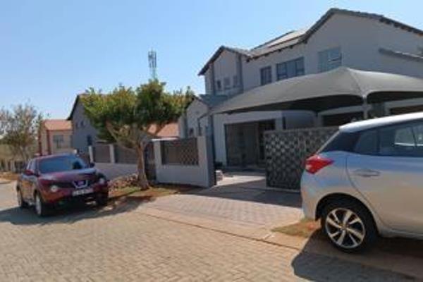 Roodeplaat

Newly renovated, 4 Bedrooms, 3.5 Bathrooms, Kitchen, Dinning Room, Lounge, Braai room Build in braai, , Balcony, 2 ...