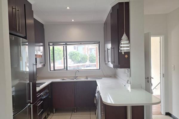 Modern  and spacious !!! 3 bedrooms, 2 bathroom apartment on the 1st floor.  Lovely ...