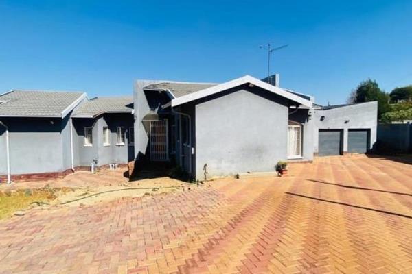 Welcome to a well-equipped property!
Property Features:

Bedrooms: 4 spacious bedrooms, each with built-in cupboards (BIC) for ample ...