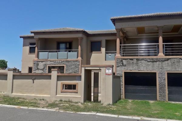 This 5-bedroom double-storey house, situated in the desirable area of Vredelust, just behind Zevenwacht Mall offers ample space and ...