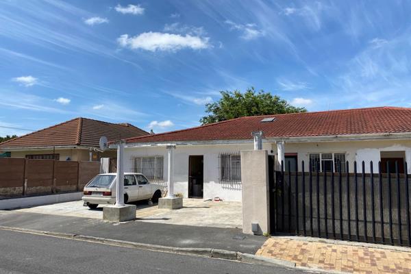 Business opportunity in Avondale Estate, Parow. Two semi-detached cottages on a large plot rented out as a lodge to mainly Uber ...