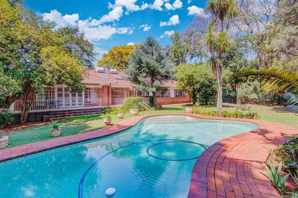 Inviting buyers to view and negotiate from R6 500 000 to R6 900 000.

Huge proportion rooms with pristine parquet floors ...