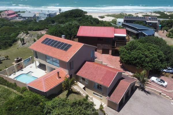 SOLE MANDATE

Less than 200m from the beach!! Bordering a beautiful green belt with permanent sea &amp; beach views!!!

Total of 4 bedrooms, 3 bathrooms, and 3 garages.
Entertainers dream home!! Very private home!!
Brand new modern kitchen with lots of cupboards, quarts ...