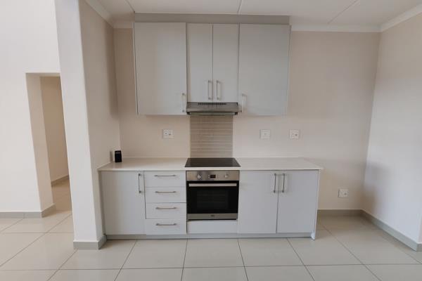 Welcome to your dream home in the heart of Langeberg Ridge, Kraaifontein! This stunning 2-bedroom apartment perfectly blends modern ...