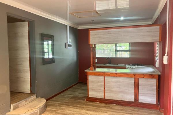 The garden flat is situated in Suidrand.

It offers a small kitchen with a gas stove and build in cupboards,
Living room, 1 bedroom ...