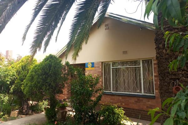 This well looked after property is located in the prime area of Welkom. 

With 3 bedrooms, 
Lounge, 
Dining area, 
Kitchen and ...