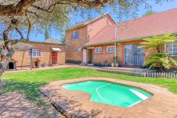 Discover this stunning 4-bedroom, 3-bathroom family home in secure Mimosa Park, Klippoortjie. Enjoy
easy access to the N17 highway and ...