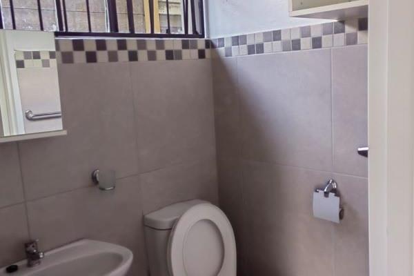 One Bedroom open plan lounge-Kitchen apartment close to OR Tambo Airport, Shopping Malls ...