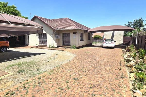 Insolvent property. Spacious 2 bed house with pool. Seperate granny flat with bathroom. ...