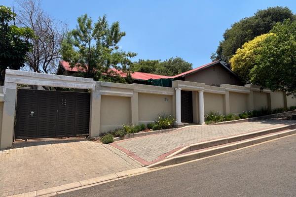 This family home situated on corner stand close to UJ rugby stadium is well located with easy access to main routes.

The  main home ...