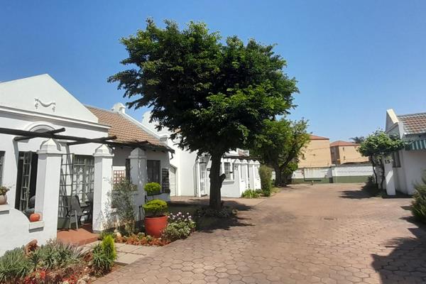 Lovely unit in retirement complex with lovely scenery.

Like I say, bring Cape Town to ...