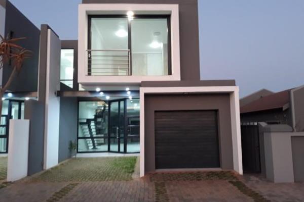 Gorgeous Loft to Rent in Extension 4 in Delmas.
One of Delmas finest Loft&#39;s. Enter the glamours unit with a breath taking Kitchen ...