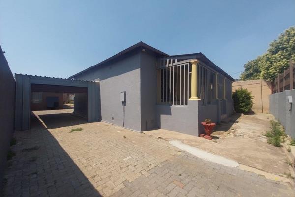 This unit is located in Brakpan Central close to various surrounding schools and shopping centers

The property offers:
2 ...