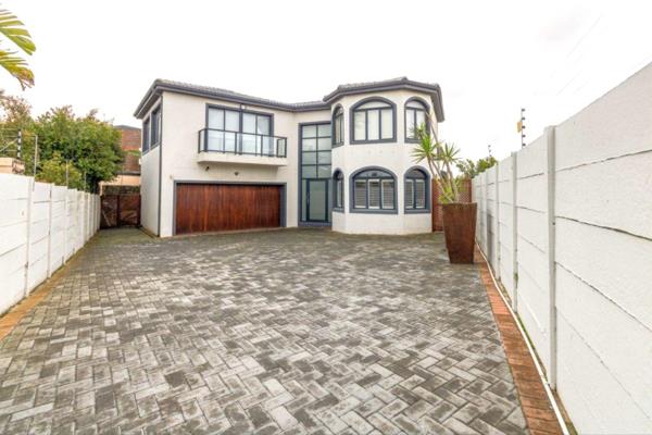 Welcome to this stunning 4-bedroom house in Milnerton Ridge. This beauty is conveniently ...