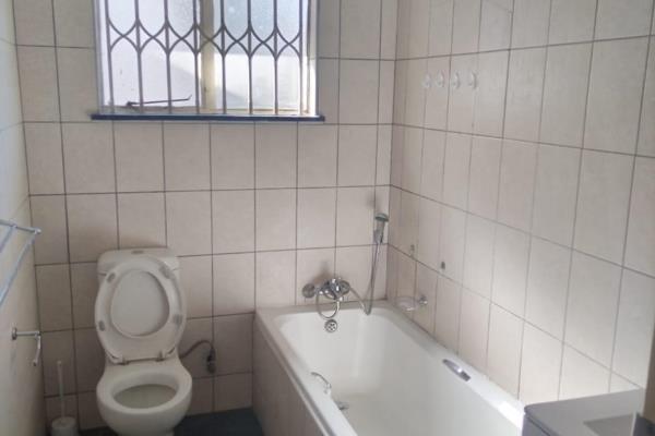 Bachelor available with immediate occupation
Close to shops and places of work around ...