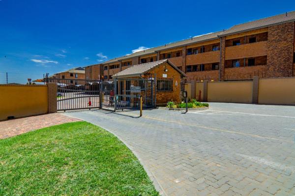 This Beautiful 1st corner unit can be yours today.
Nestled in the city center of Midrand, easily accessible.

Special Features:
- 2 ...