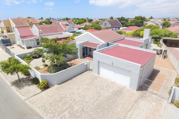 Charming 3 Bedroom Home (or 2 Bedroom with Flatlet) in Port Owen

Discover this ...